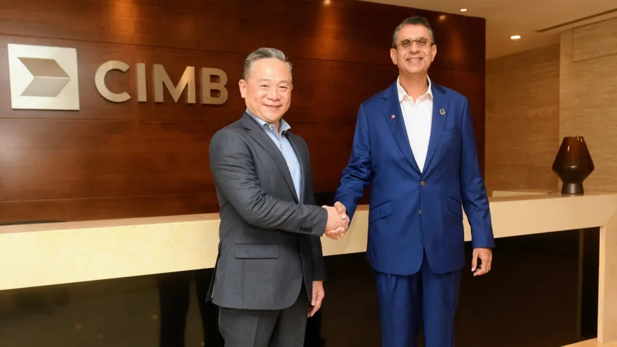 Julian Neo, Managing Director of DHL Express Malaysia and Brunei, welcomes Gurdip Singh Sidhu, Chief Executive Officer of CIMB Malaysia and CIMB Bank Berhad, onboard the GoGreen Plus programme.