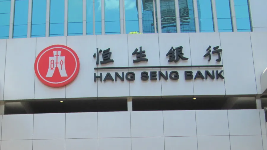 Photo by orderinchaos via Wikimedia Commons. Apart from cropping the photo, no other edits were made. Source: https://commons.wikimedia.org/wiki/File:Hang_Seng_bank_sign_from_Des_Voeux_2011.jpg/ License: https://creativecommons.org/licenses/by-sa/4.0/deed.en