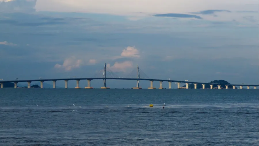 The Hong Kong-Zhuha-Macau Bridge as of 2018. Photo by N509FZ via Wikimedia Commons. Used under the Creative Commons License: https://creativecommons.org/licenses/by-sa/4.0/deed.en. Apart from cropping, no other edits or alterations were made.