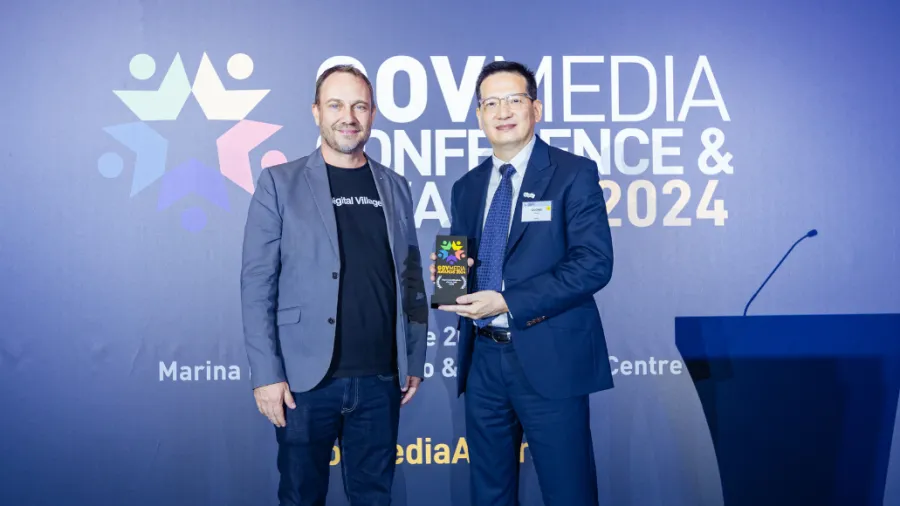 Mr. Phung Hoai Duong, General Director of Signify Vietnam receiving the Vietnam Sustainability Initiative of the Year - Youth Award at the GovMedia Conference & Awards 2024