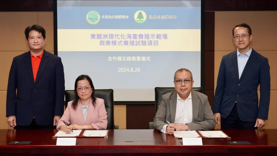 Assistant Director of the AFCD, Dr Jim Chu (second right), and the Vice Chairman of the HKFC, Ms Lau Kam-fung (second left), witnessed by the Deputy Director of Agriculture, Fisheries and Conservation, Mr Patrick Lai (first right), and the Executive Chairman of the HKFC, Mr Chan Pok-chi (first left), signing the MoU.