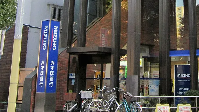 A Mizuho Bank branch. Photo by Suikotei via Wikimedia Commons. Except for cropping of photo, no other edits were made. License: https://creativecommons.org/licenses/by-sa/4.0/deed.en