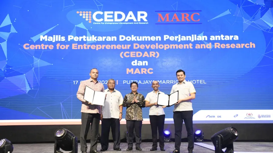 From L to R: Arshad Mohamed Ismail, Group Chief Executive Officer, Malaysian Rating Corporation Berhad (MARC); Dato’ Muslim Hussain, Chairman of SME Bank; YB Datuk Ewon Benedick, Minister of Entrepreneur Development and Cooperatives, Malaysia; Datuk Dr Mohammad Hardee Ibrahim, Relief Group President/Chief Executive Officer of SME Bank; and Amirul Imran Ahmat, Chief Executive Officer, CEDAR, during the agreement exchange ceremony at the SME Bank XCESS 2024 launch event.