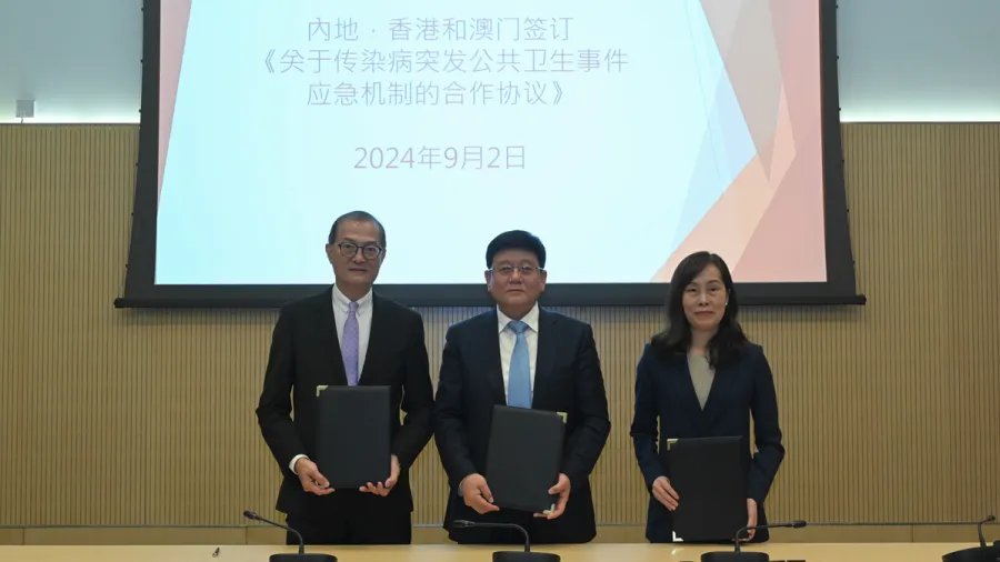 Secretary for Health Lo Chung-mau (left) alongside Wang Hesheng (centre) and Ao Ieong U.