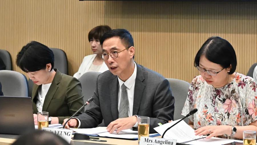 Secretary for Culture, Sports & Tourism, Kevin Yeung (centre), chairs the second Tourism Strategy Committee meeting. (news.gov.hk)