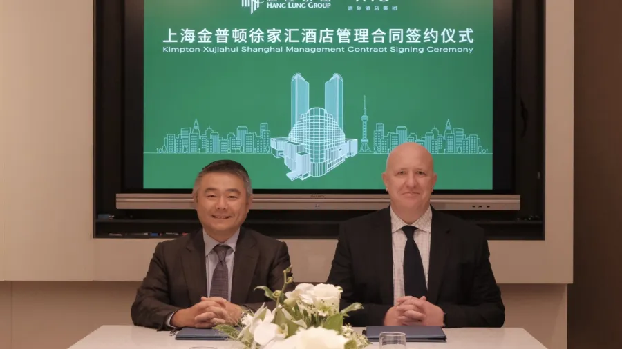 Mr. Weber Lo, CEO of Hang Lung Group (left), and Mr. Daniel Aylmer, CEO of IHG Greater China (right), sign the agreement to transform the Grand Gateway 66 Serviced Apartment into Kimpton Xujiahui Shanghai.