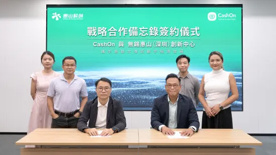 Representative of Wuxi Huishan (Shenzhen) Innovation Center (Left) and representative of CashOn (Right)
