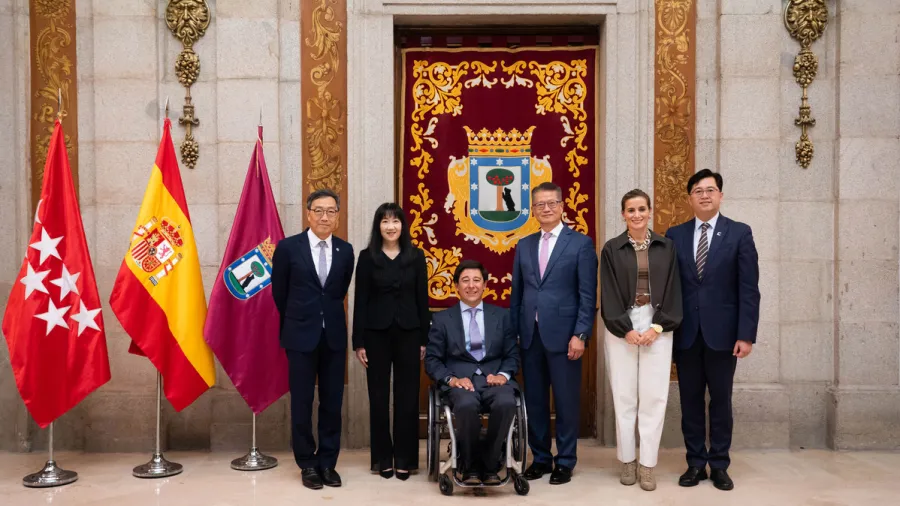 Financial Secretary Paul Chan (third right) meets President of the Plenary of the City Council of Madrid Francisco de Borja Fanjul Fernandez-Pita (third left).