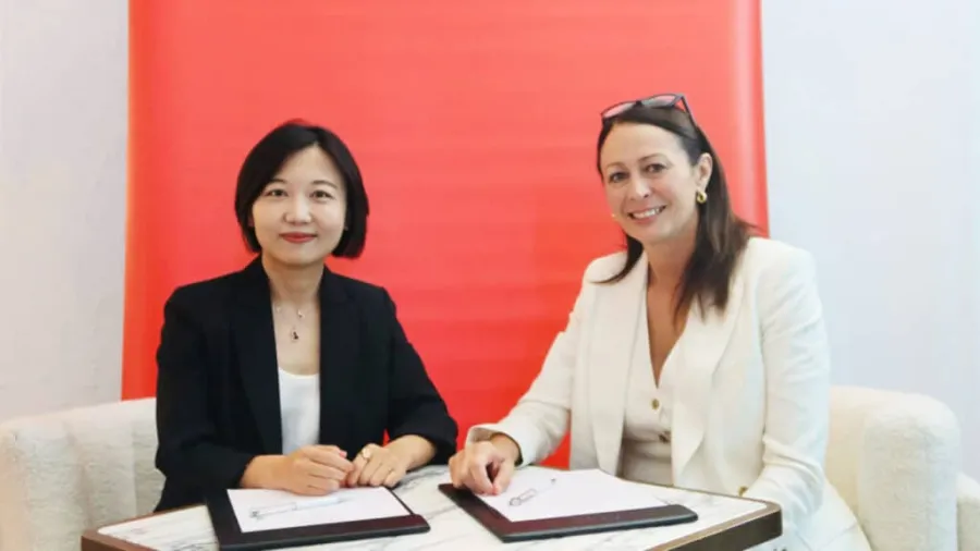 JINGDONG Fashion President Sherrin Kong and and British Fashion Council CEO Caroline Rush (Press photo/ JD.com)