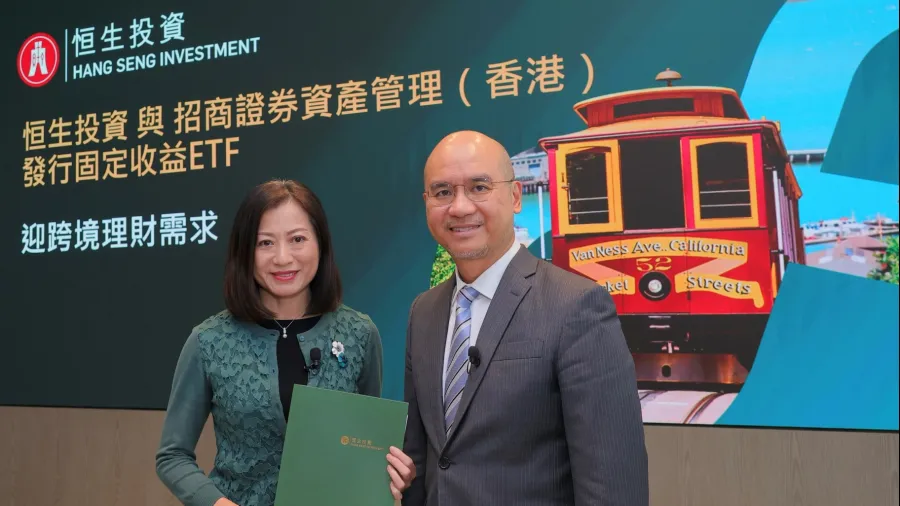 Rosita Lee, Director and CEO at Hang Seng Investment (left) introduces two Hang Seng CMS Bloomberg US Treasury Index ETFs, and Wilfred Sit, Director and CIO at Hang Seng Investment (right) shares his perspective on the investment market during the media briefing.