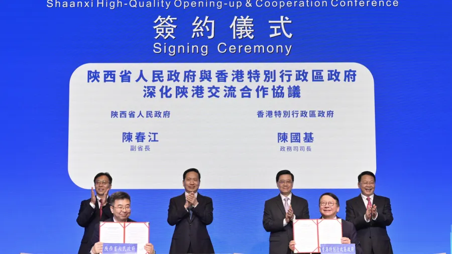 Chief Executive John Lee (back row, second right) witnesses the signing of agreements on deepening co-operation between Hong Kong and Shaanxi.