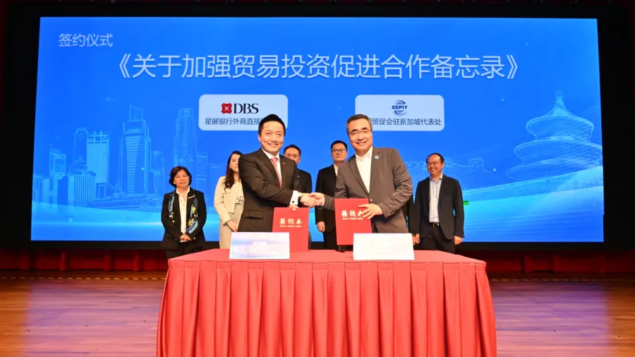 Eric Xu, Head of FDI Desk, Institutional Banking Group at DBS / 星展银行外商直接投资部执行董事许喆轶 (third from left) and Fu Xiaohui, Chief Representative, CCPIT Representative Office in Singapore / 贸促会驻新加坡代表处总代表付晓辉 (second from right) at the signing of the memorandum of understanding.