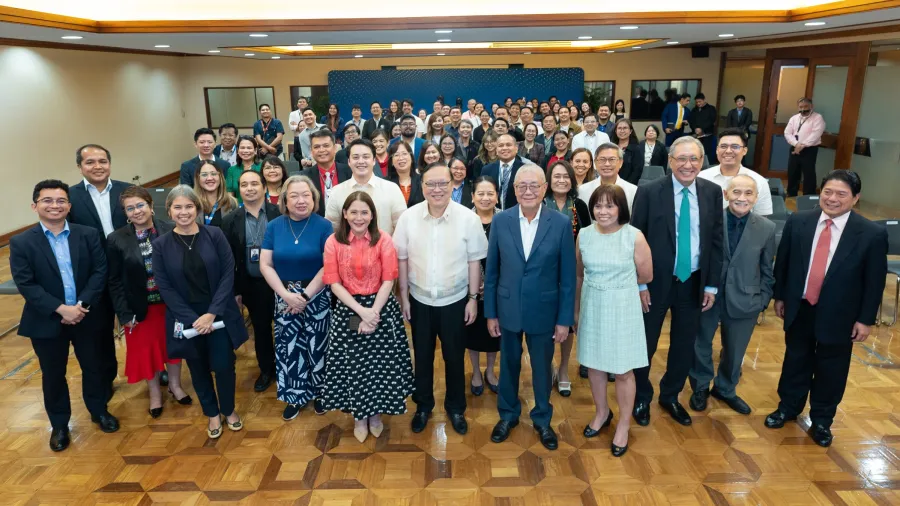 BSP Governor Eli M. Remolona (front row, fifth from right); BSP Deputy Governor Bernadette Romulo-Puyat (front row, sixth from left);and Department of Information and Communications Technology Secretary Ivan John E. Uy (center) led the launch of the FISC website to promote awareness of financial inclusion and financial health. They are joined by the members of the FISC, website content authors, and Monetary Board Members.