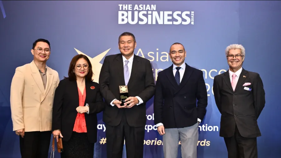 (L-R): SM Supermalls’ Senior Assistant Vice President (SAVP) for Marketing – Mindanao Russel Alaba, VP for Corporate Marketing Grace Magno, Executive VP for Marketing Joaquin San Agustin, SAVP for Marketing – Visayas Paeng Batuigas, and Asian Business Review Contributing Editor Simon Hyett