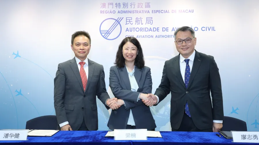 Liang Nan (centre), deputy administrator of CAAC; Victor Liu (right), director-general of CAD Hong Kong; and Stanley Pun (left), president of AACM.