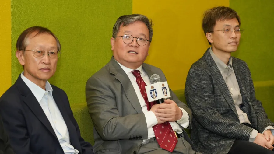 Press photo / Prof. Guo (middle)
