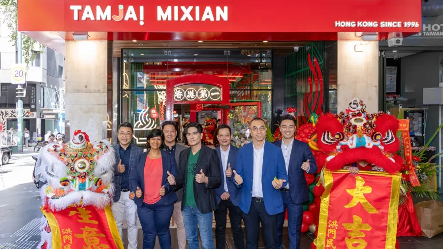 Ms. Roshena Campbell (Left 2), Deputy Lord Mayor of Melbourne; Mr. Daren Lau (Right 2), Chairman, Executive Director and Chief Executive Officer of TJI; Mr. TG Saw (Right 3), Executive Chairman and CEO of ST Group; representative of sub-franchise partner; and actor Philip Ng (centre) take part in the ribbon cutting ceremony for the “TamJai Mixian” restaurant in Melbourne, Australia / Press photo