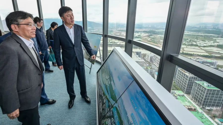 Secretary for Transport & Logistics Lam Sai-hung (left) receives a briefing on the planning of cross-boundary railway projects in Shenzhen.