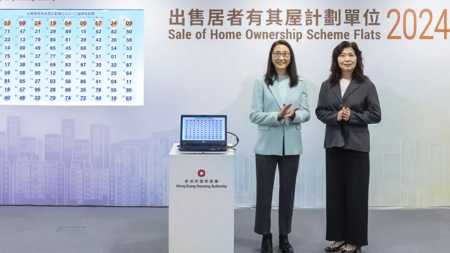 Housing Authority Subsidised Housing Committee Chairman Cleresa Wong (left) officiates at the electronic ballot drawing ceremony.