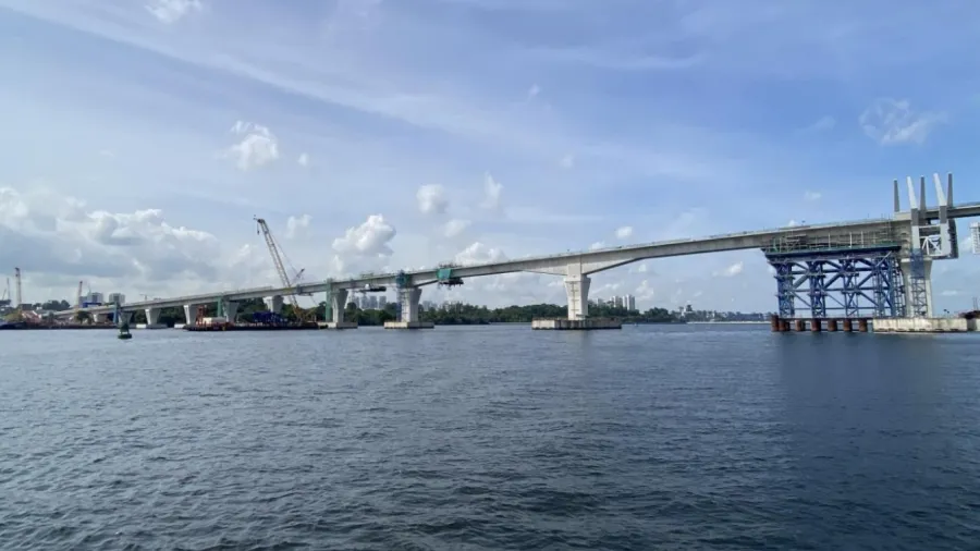 Marine Viaduct Segmental Box Girders fully launched / Press photo