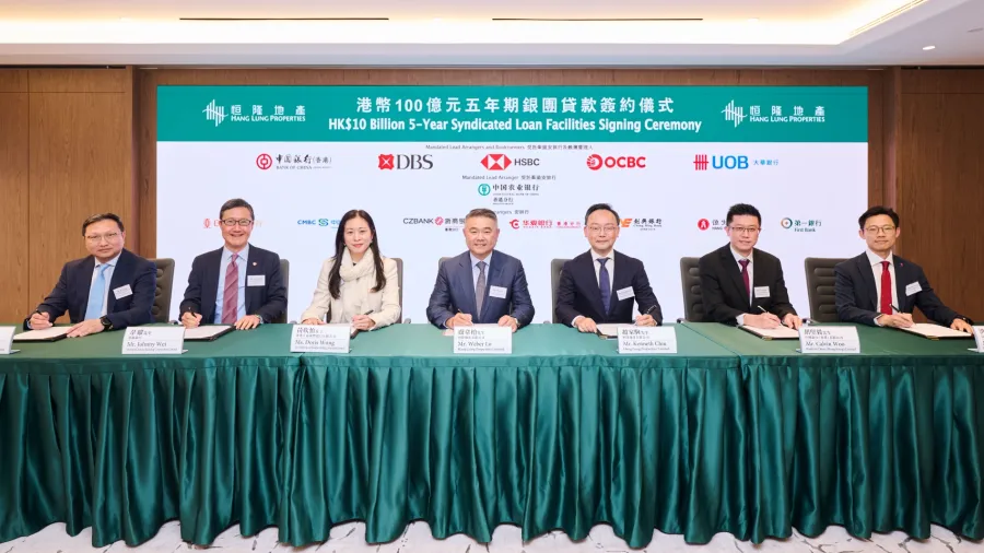 Mr. Weber Lo, Chief Executive Officer of Hang Lung Properties (fourth from the left), and Mr. Kenneth Chiu, Chief Financial Officer of Hang Lung Properties (fifth from the left), with bank representatives (from left to right: United Overseas Bank Limited, Oversea-Chinese Banking Corporation Limited, The Hongkong and Shanghai Banking Corporation Limited, Bank of China (Hong Kong) Limited, and DBS Bank Ltd.) at the closing ceremony of Hang Lung’s five-year syndicated loan facilities. / Press photo