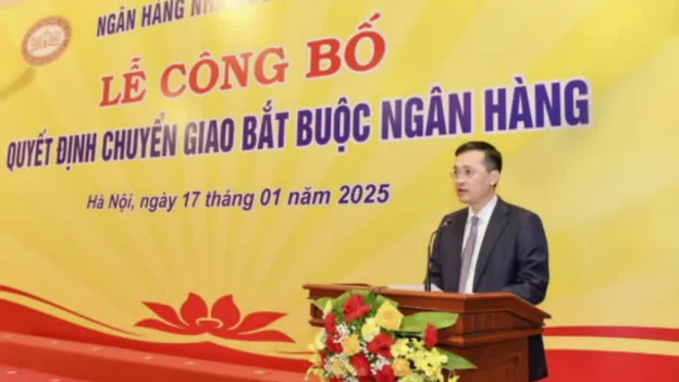 Deputy Governor Pham Quang Dzung announces the two decisions on compulsory transfers (Photo from the State Bank of Vietnam's website).