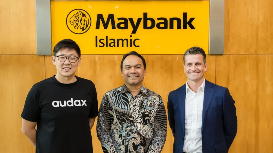 audax CEO Kelvin Tan, Maybank Islamic CEO Dato' Muzaffar Hisham, and AWS Country General Manager Peter Murray announce the launch of the joint partnership to forge digital transformation in Islamic finance. (Photo courtesy of audax and Maybank Islamic).