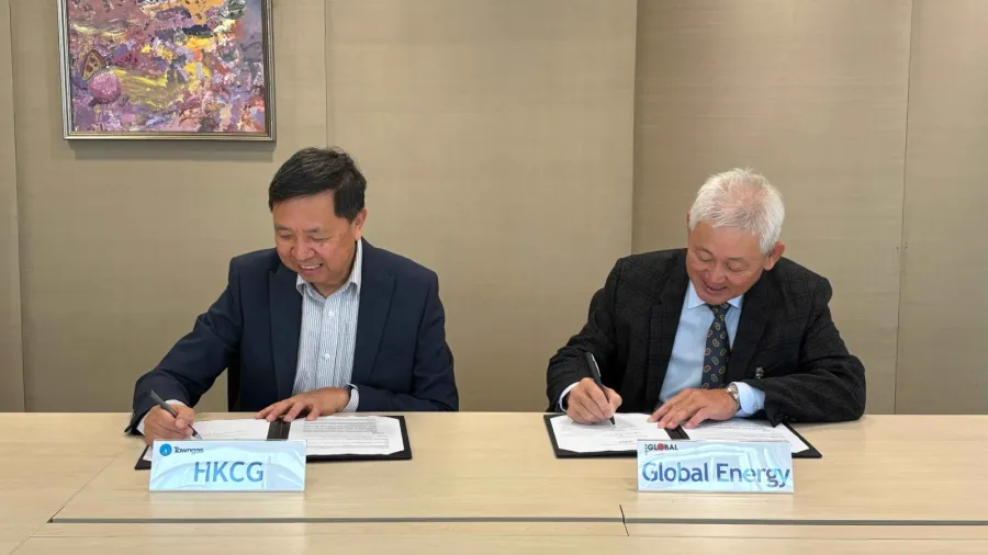 Mr Sham Man-fai (left), Chief Operating Officer – Green Fuels & Chemicals of Towngas, and Mr Loh Hong-leong (right), Managing Director of Global Energy, sign the memorandum of understanding on behalf of their companies to jointly advance the supply and distribution of green methanol as a marine fuel. Photo via Towngas