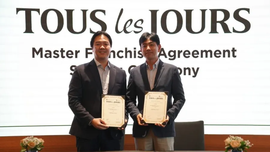 President director of CJ Foodville Indonesia Jeong Soo-won (right) and Stream Empire Holdings CEO Justin Lim (left).