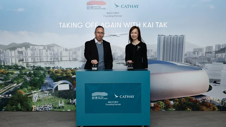 Kai Tak Sports Park CEO John Sharkey (left) and Cathay Chief Customer and Commercial Officer Lavinia Lau (right) kicked off the partnership announcement with a lighting ceremony.
