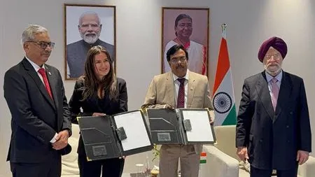 From right to left: Mr. Hardeep Singh Puri, Minister of Petroleum and Natural Gas of the Government of India, Mr. Chandrasekhar N, Head of Research and Development, BPCL, Ms. Inna Braverman, Founder and CEO, Eco Wave Power, Mr. G. Krishnakumar, Chairman and Managing Director of BPCL. Photo via Eco Wave Power