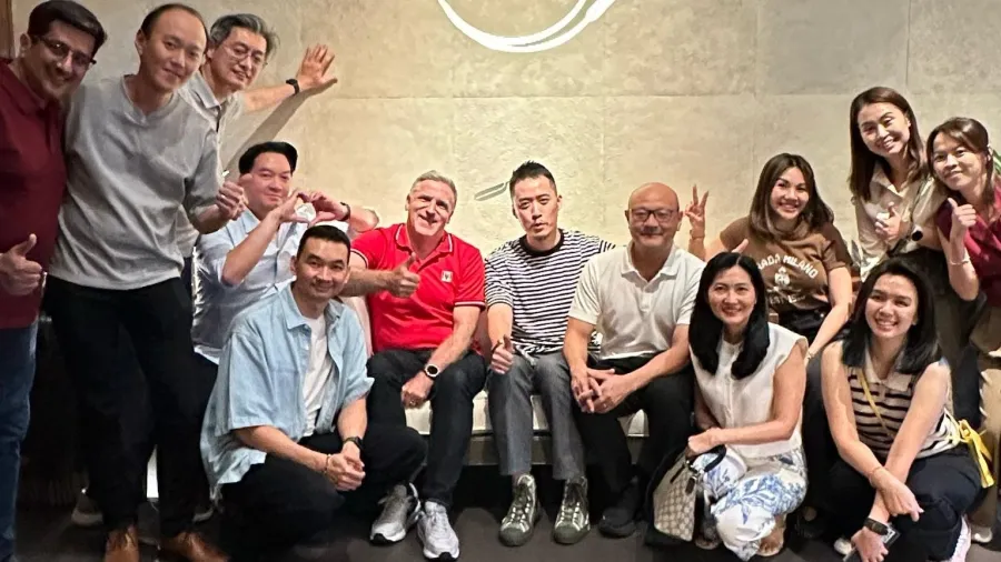 Thumbs up as both teams celebrate in Bangkok after inking the deal for Tealive’s entry into Thailand.