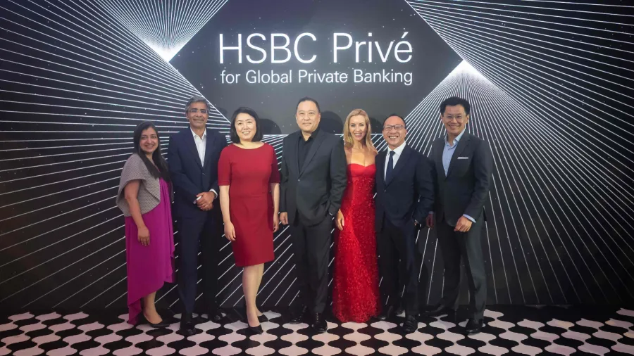 Ashmita Acharya, Head of International, Wealth and Premier Banking, Singapore, HSBC; Harpreet Grewal, Global Head of Unsecured Lending, HSBC; Kai Zhang, Head of International, Wealth and Premier Banking, Asia, HSBC; Wong Kee Joo, CEO, HSBC Singapore; Julie Nestor, Executive Vice President, Marketing and Communications, Asia Pacific, Mastercard; Lok Yim, Regional Head of Global Private Banking, Asia, HSBC; and Tommy Leung, Head of Global Private Banking, South Asia, HSBC, at the launch of the HSBC Privé credit card.