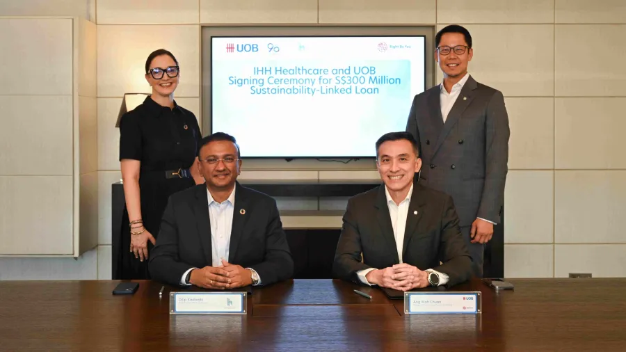 IHH Group CFO Mr Dilip Kadambi (2nd from left) and Mr Ang Moh Chuan, MD, Group Corporate Banking, UOB (2nd from right), at today’s signing ceremony, witnessed by IHH Group Chief Sustainability Officer Ms Yasemin Tecman Stubbe (1st from left) and UOB Group’s Chief Sustainability Officer Mr Eric Lim (1st from right). Photo from press release.