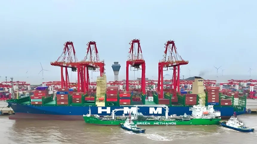 Green methanol produced by Towngas was recently bunkered onto the Korean cargo vessel “HMM Green” via a methanol bunkering vessel (green hull). Courtesy: Towngas