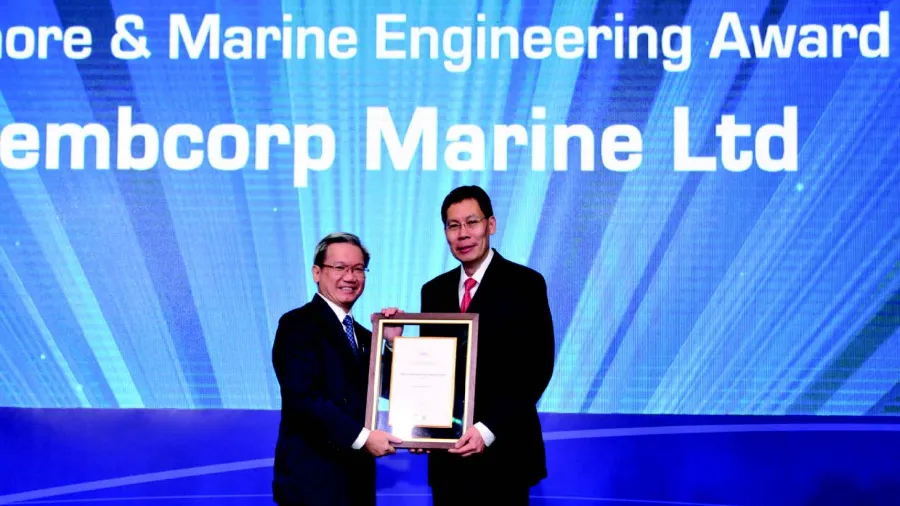 Mr Wong Weng Sun, President & CEO of Sembcorp Marine, receiving the MPA Offshore & Marine Engineering Award from Guest-of-Honour Mr Lui Tuck Yew, Minister for Transport and Second Minister for Defence, at the Singapore International Maritime Awards 2015.