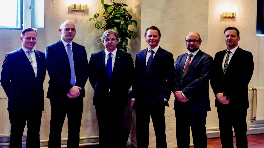 Contract signing ceremony, from left: Vidar Hole WW, Lars Haug COO i NorSea Group, Nils Petter Dyvik (finansdirektør WW OG styreleder NorSea), konsernsjef Thomas Wilhelmsen (også styremedlem), John Stangeland, CEO i NorSea Group og Morte Aaserud (head of legal WW).