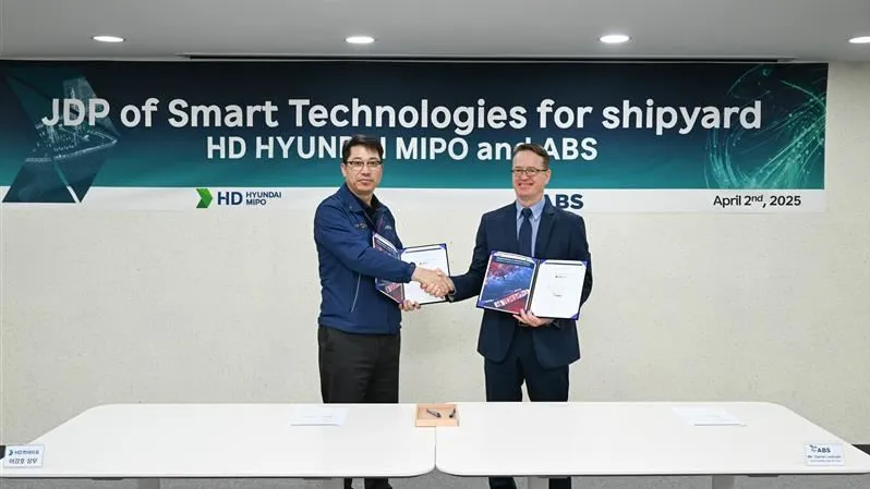 L to R): Kang Ho Lee, Senior Vice President, Planning & Digital, HD Hyundai Mipo, and Darren Leskoski, ABS Vice President, Regional Business Development. Photo from press release.