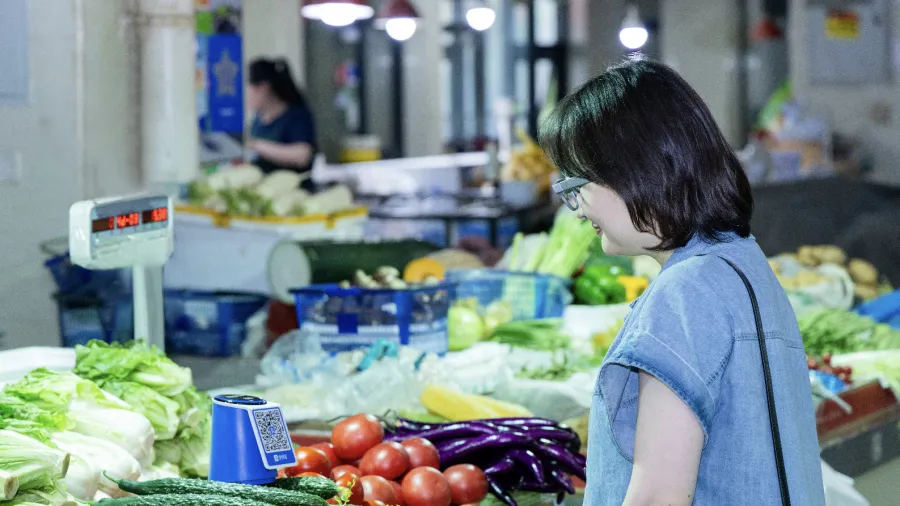 A woman paying using Rokid Glasses. Photo from Alipay.