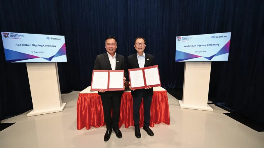 Photo of Addendum Signing at the renaming ceremony of Seatrium New Energy Lab @ NTU (From left to right : Mr Chris Ong, CEO (Seatrium); Prof Ho Teck Hua, President (NTU))