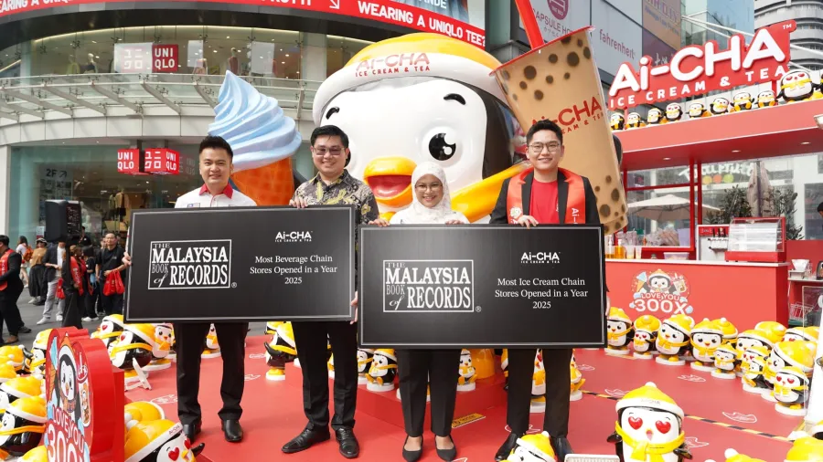 Press photo / Danny Tahardi (2nd from left), Ai-CHA Global Deputy General Manager, and Jason Chung (right), Ai-CHA Malaysia Country Manager, with the Malaysia Book of Record awards presented by Aaron Bong (left) and Siti Hajar binti Johor, Malaysia Book of Records Officials.