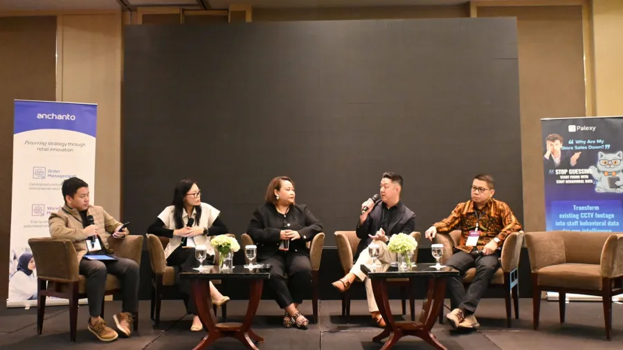 From left to right: Juan Pisente Widjaja, Managing Partner Gideon Consulting Group, Santiwati Basuki, Chief Marketing Officer PT Lippo Mall Indonesia, Ananditha Mayasari, AVP, Head Of Marketing Kopi Kenangan, Mark Go, Chief Strategy Officer Erajaya Digital and Apple Enterprise and Education Lead, Andy Sumual, President Director / CEO FreshMart