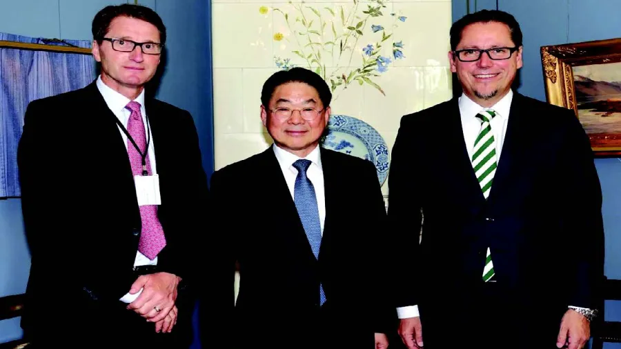 At the signing (L to R): Tommy Bjørnsen, Regional Manager Korea & Japan, DNV GL – Maritime, Mun-Keun Ha, Senior Executive Vice President, SHI, Remi Eriksen, DNV GL Group President & CEO.