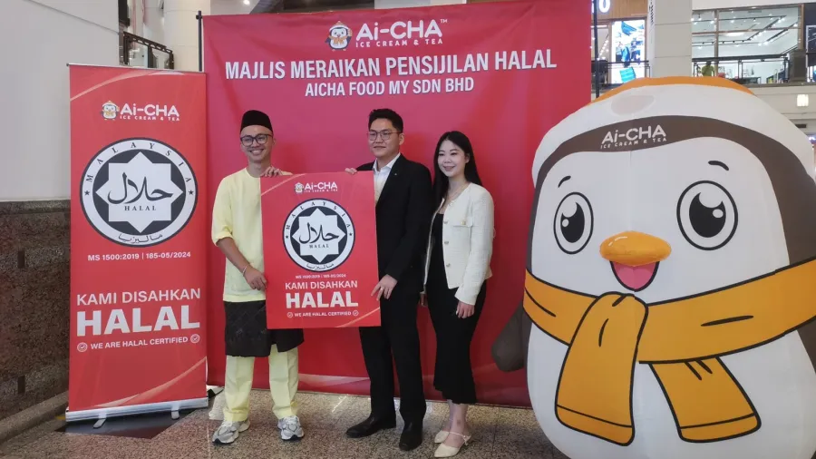 (From left) Ai-CHA Malaysia Halal Committee Chairman, Encik Zafran Khair; Ai-CHA Malaysia Country Manager, Jason Chung, and Ai-CHA Brand Manager, Chloe Pek, during celebrations of Ai- CHA’s official halal certification by JAKIM for its first outlet at Berjaya Times Square.