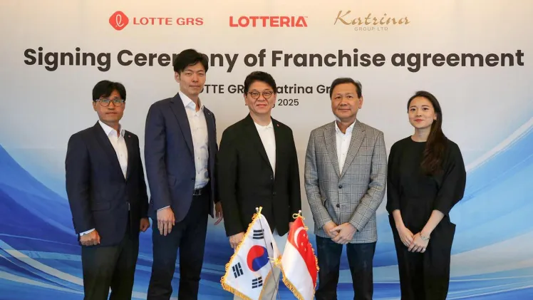 Press photo / (From left to right) On the 25th at Lotte World Tower, Lotte GRS executives Lee Kwon hyoung (Director, Global Business Division), Shin Yoo-yeol (Executive Vice President, Future Strategy Office at Lotte Corporation), and Cha Woo-chul (CEO of Lotte GRS) pose for a commemorative photo with Katrina Group’s Alan Goh (CEO) and Krystal Goh (Executive Director).