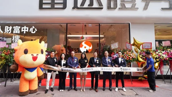 Photo from Futu. From Left to Right: Lo Wai Kit, Marketing Director of Futu Securities (left one), Rainie Miao, Managing Partner, Head of Institutional and Private Wealth Services, Jeff Shi, Regional Director of Futu Securities (left three), Rachel Li, Co-founder of Futu Holdings (middle), Arthur Chen, Chief Financial Officer of Futu Holdings (right three), Daniel Tse, Managing Director of Futu Securities (right two) and Joe Yu, Marketing Director of Futu Securities (right one)