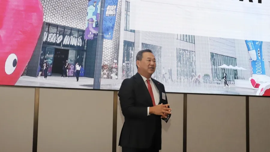 Vice Chairman and Group CEO of Lotte Retail, Samuel Sanghyun Kim, speaking at the CEO IR Day in Korea (Press photo)
