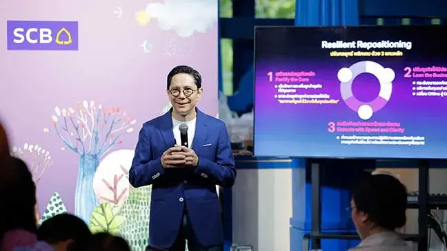 Kris Chantanotoke, Chief Executive Officer of SCB, speaking at the restructuring announcement event (Photo from Siam Commercial Bank)