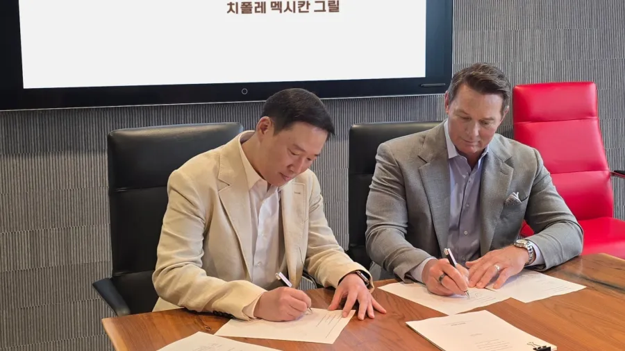 Press photo / Heesoo Hur, Executive Vice President and owner of SPC Group (left), and Scott Boatwright, CEO of Chipotle (right), sign a joint venture agreement to open Chipotle restaurants in South Korea and Singapore for the first time.