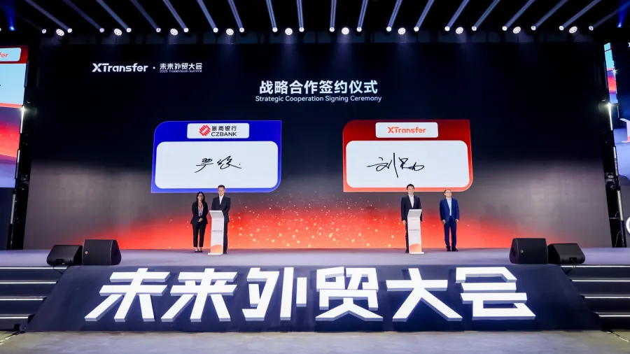 Senior executives from both sides attended the signing ceremony, including Bill Deng, Founder and CEO of XTransfer, and Yan Jun, Vice President of CZBank Shanghai Branch (Photo courtesy of XTransfer).